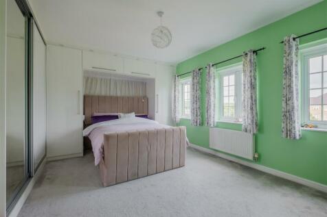 MASTE BED.jpg