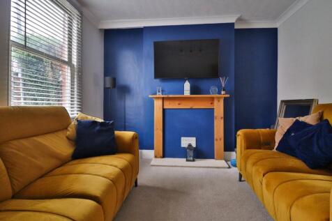 Ground floor double room facing front of house