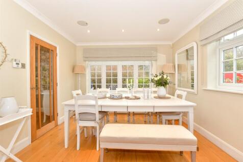 Kitchen/ Dining Area