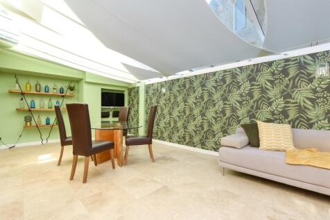 Sun/Dining Area