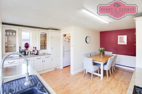 KITCHEN / BREAKFAST