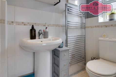 EN-SUITE TO MAIN