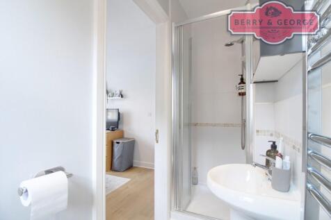 EN-SUITE TO MAIN