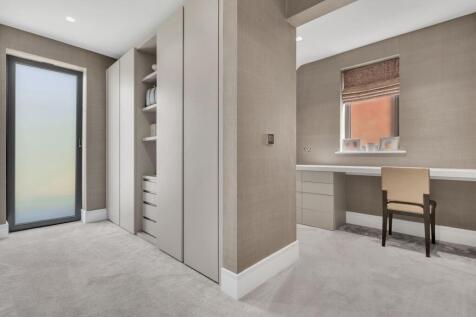 Walk-in wardrobe &amp; Dressing Room