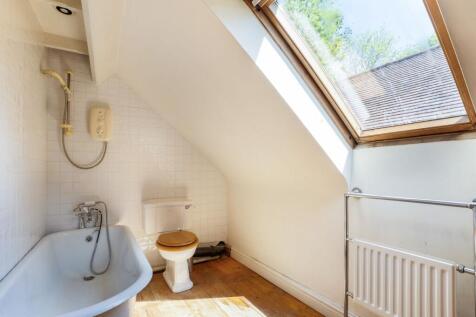 Principal en-suite bathroom.