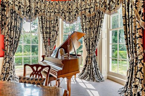 Dining Room Bay with piano