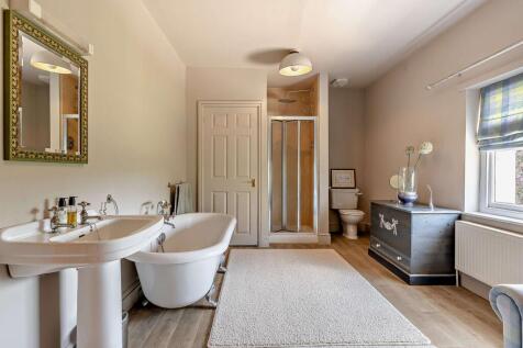 Top Floor Family BAthroom