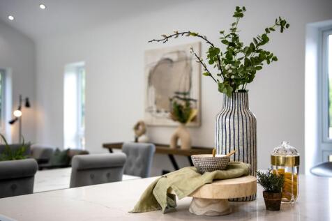 Kitchen breakfast bar 2