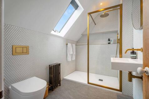 En suite to bedroom 2