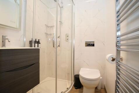 Lake View Shower Room