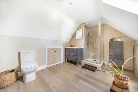 EN-SUITE TO PRINCIPAL BEDROOM
