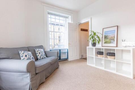 OPEN PLAN LIVING AREA