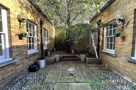 4_LEMAN STREET COURTYARD AREA.jpg