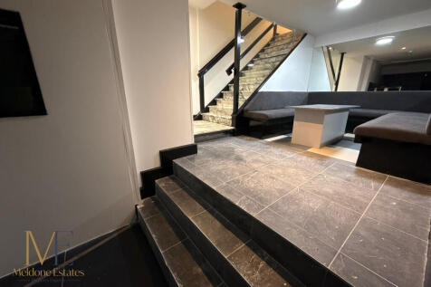 Basement seating area.JPG