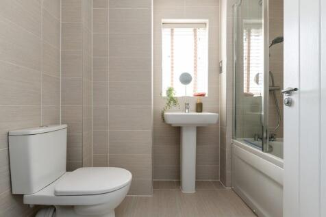 Family-sized bathroom with high quality fixtures and fittings