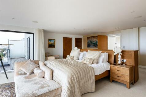 Principal bedroom