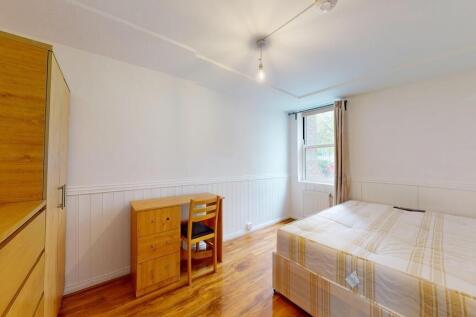 Bright, simply furnished double bedroom with wo...