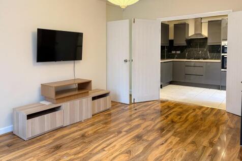 Bright, well-presented living room with polishe...