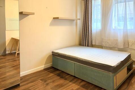 Bright, tidy bedroom with a double divan bed, w...