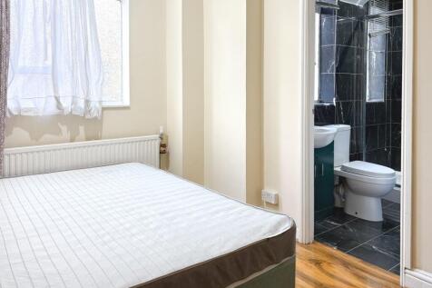 Bright, tidy bedroom with a comfortable double ...