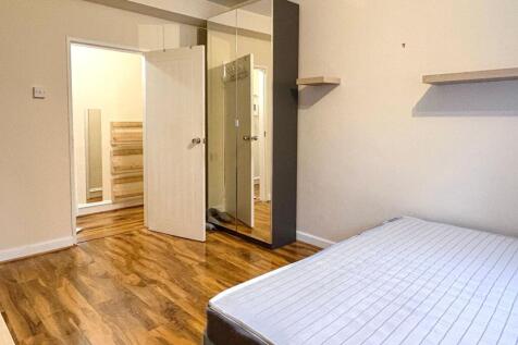Bright, tidy single bedroom with wood-effect fl...