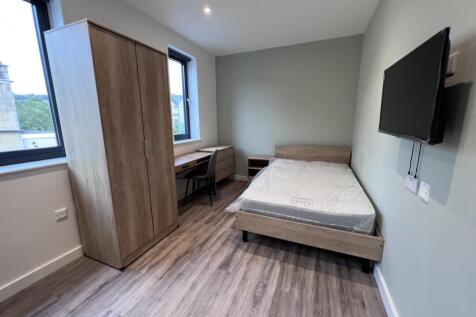A stylish and clean double bedroom featuring am...
