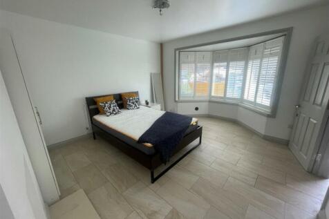 A spacious and bright large double bedroom feat...