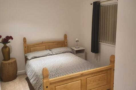 A cozy and inviting double bedroom, perfect for...