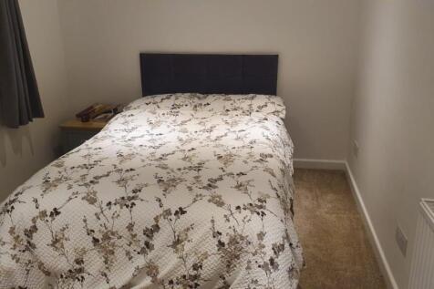 A cozy and inviting double bedroom featuring a ...