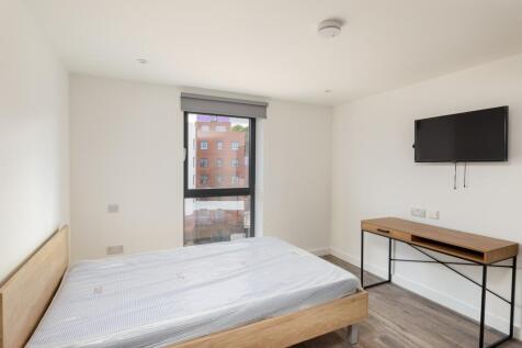 A bright and spacious double bedroom with moder...