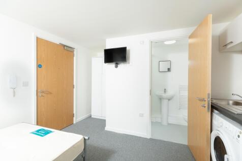 A bright and tidy double bedroom, perfect for s...