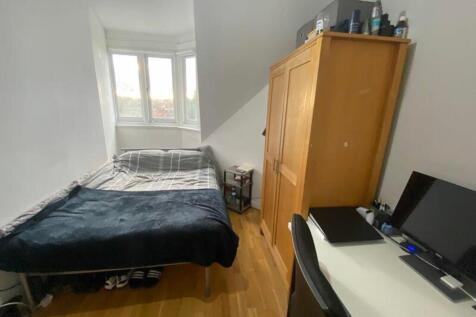 A cozy double bedroom featuring a comfortable b...