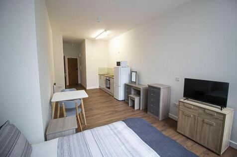 A cozy double bedroom featuring a comfortable b...