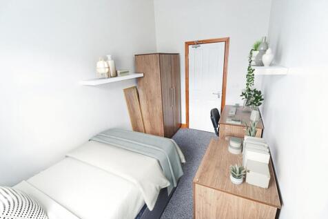 This cozy double bedroom features a well-organi...