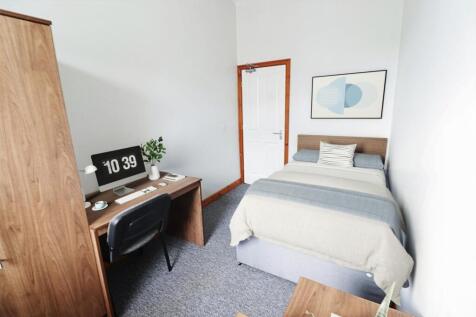 A cozy double bedroom featuring a comfortable b...