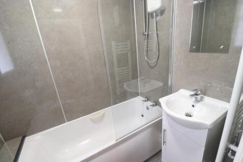 A modern bathroom suite featuring a stylish bat...