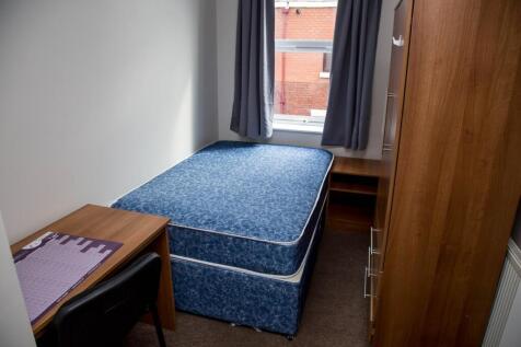 This inviting double bedroom features ample nat...