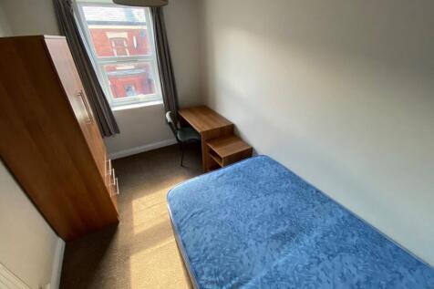 A cozy double bedroom featuring a comfortable b...