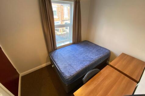 This inviting double bedroom features ample nat...