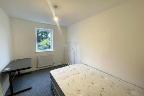 This inviting double bedroom features a spaciou...
