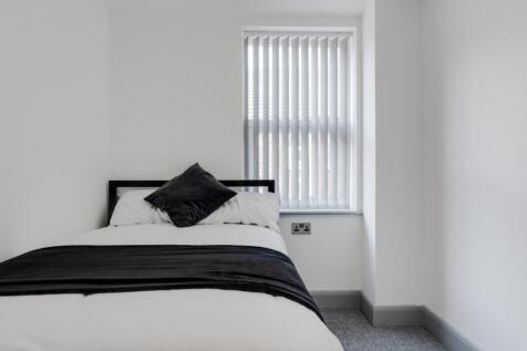 A bright and tidy double bedroom, perfect for s...