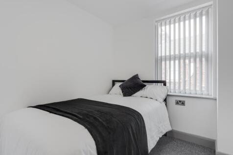 A bright and tidy double bedroom, perfect for s...