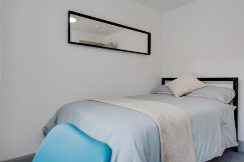 A cozy and well-maintained double bedroom featu...