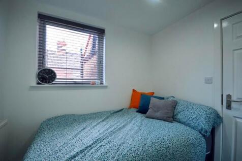 A cozy and inviting double bedroom with a comfo...