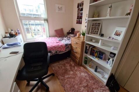 A cozy and well-maintained single bedroom featu...