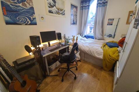 Cozy and well-kept single bedroom featuring a c...