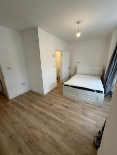 Bright and spacious double bedroom featuring am...