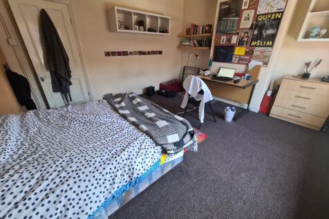 A cozy double bedroom featuring a neatly made b...