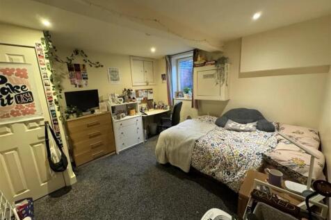 A cozy and well-kept double bedroom featuring a...