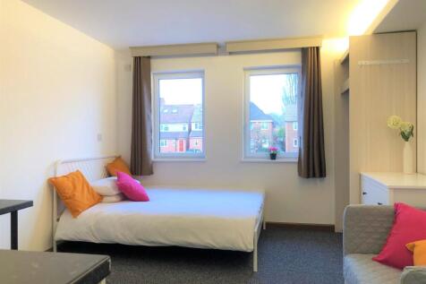 Bright and tidy double bedroom featuring two la...